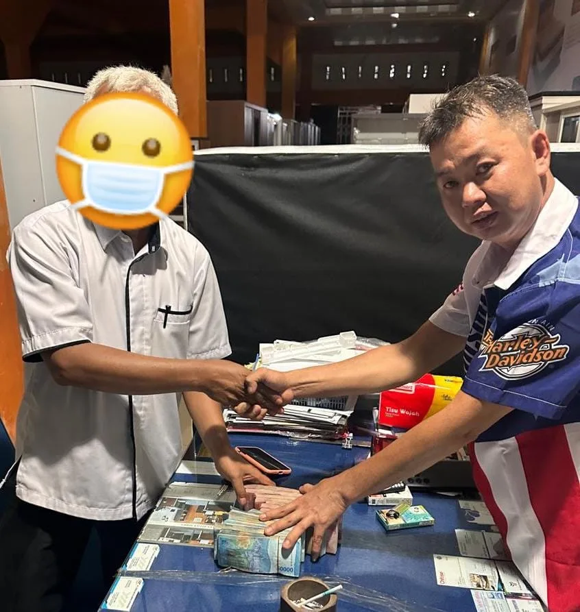 Korban Hendi Tekun saat menerima uang dari Epi dan diduga uang ratusan juta tersebut dari mantan Pj Bupati Merangin, Mukti Said. (DETAIL/ist)