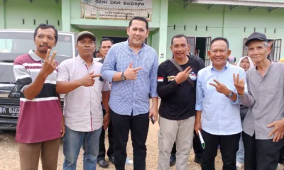 Bang Syukur di antara tim suksesnya di Desa Tambang Emas. (DETAIL/Daryanto)