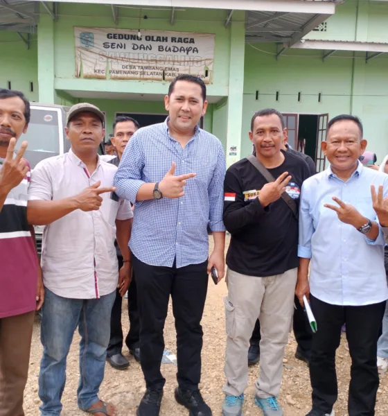 Bang Syukur di antara tim suksesnya di Desa Tambang Emas. (DETAIL/Daryanto)