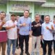 Bang Syukur di antara tim suksesnya di Desa Tambang Emas. (DETAIL/Daryanto)