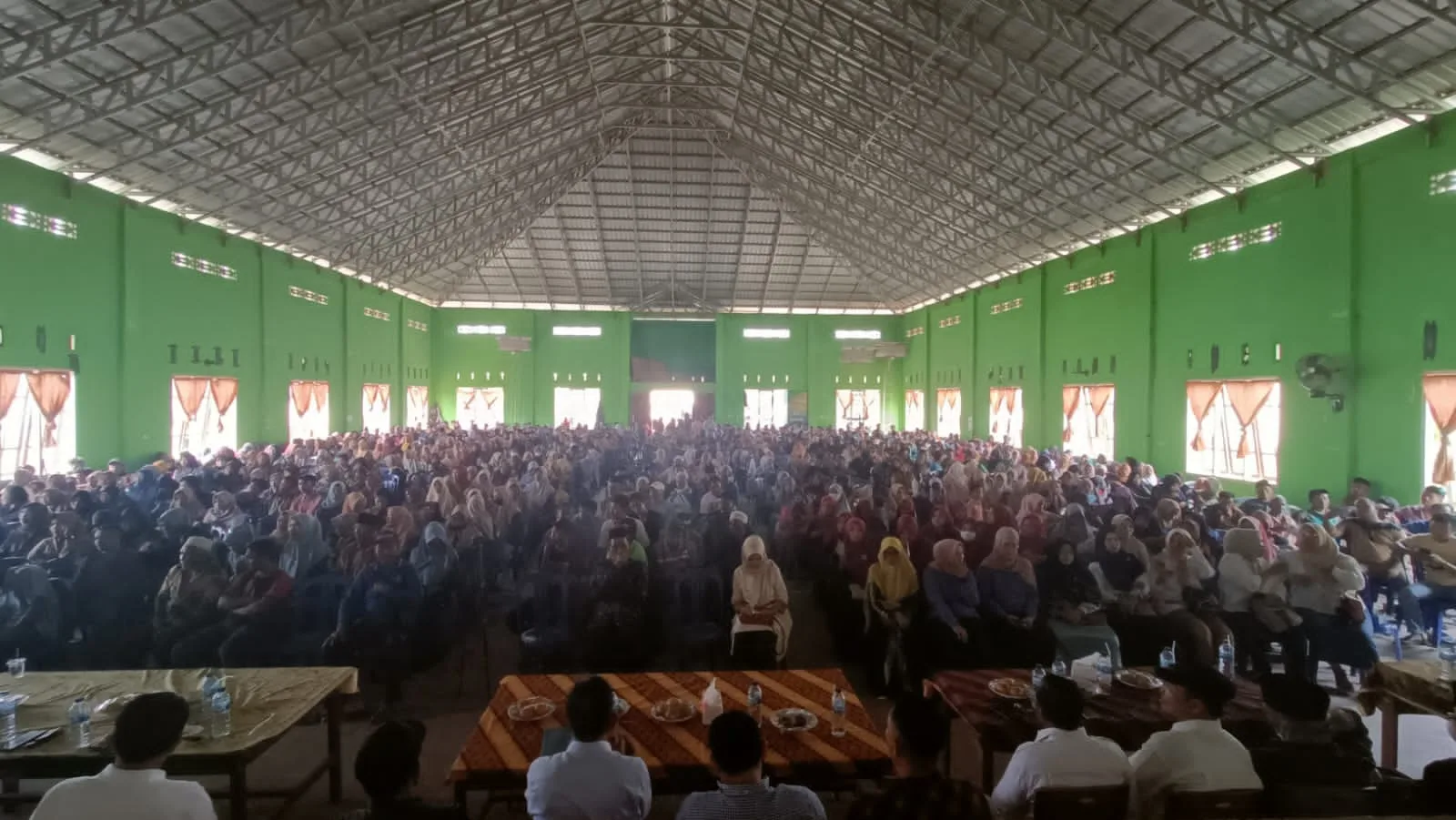 Ribuan timses pasangan SUKA usai dikukuhkan di Gedung Serbaguna Desa Tambang Emas. (DETAIL/Daryanto)
