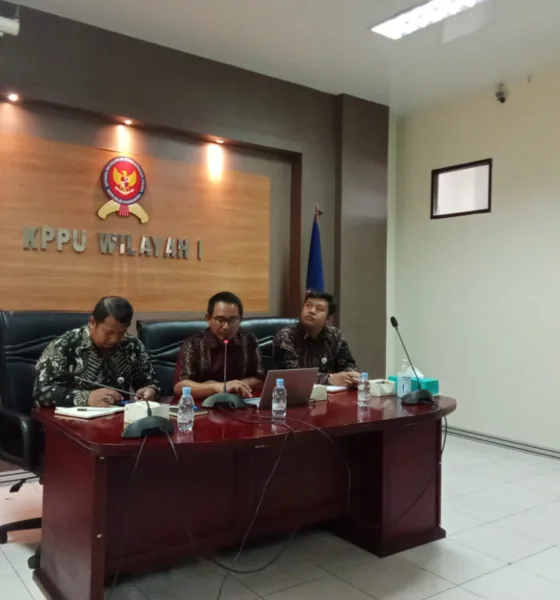 Kepala KPPU Kanwil I Sumbagut, Ridho Pamungkas, memberikan paparan kepada para wartawan di Medan, Jumat, 27 September 2024. (ist)