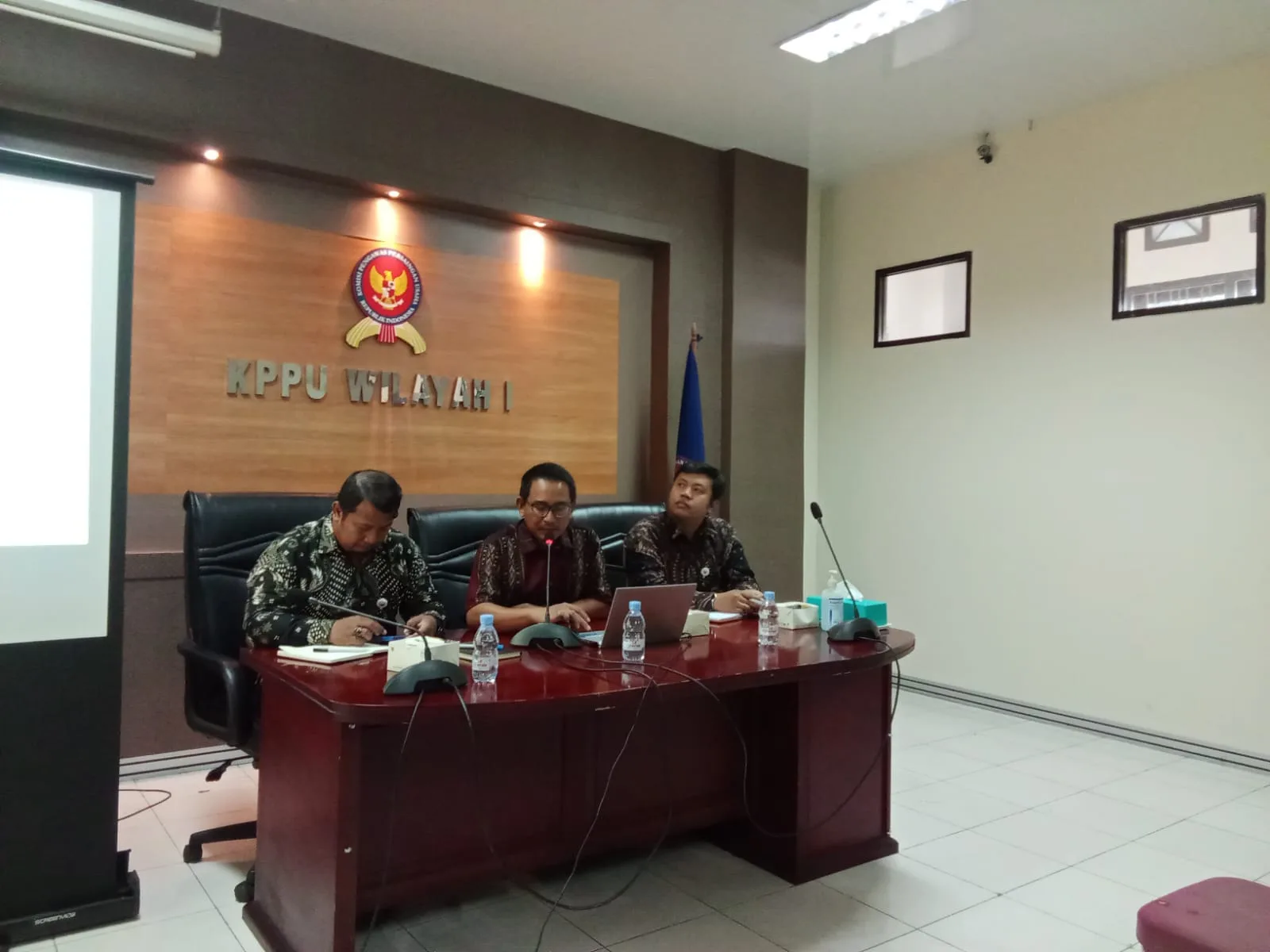 Kepala KPPU Kanwil I Sumbagut, Ridho Pamungkas, memberikan paparan kepada para wartawan di Medan, Jumat, 27 September 2024. (ist)