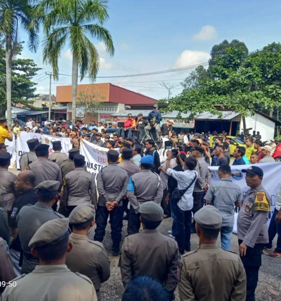 Aksi massa dari Dapil 3 Merangin menolak pelantikan Rifaldi. (DETAIL/ist)