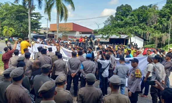 Aksi massa dari Dapil 3 Merangin menolak pelantikan Rifaldi. (DETAIL/ist)