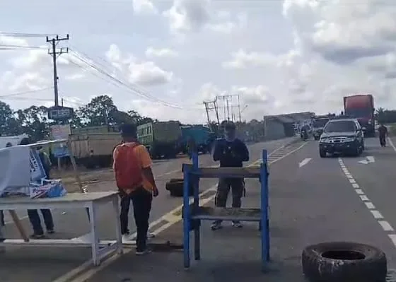 Warga blokir jalinsum. Puluhan kendaraan tertahan di sepanjang jalinsum. (DETAIL/Daryanto)