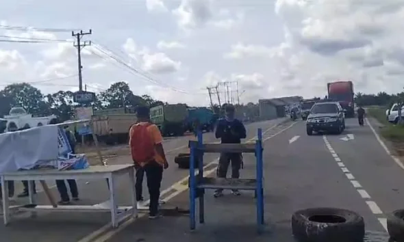 Warga blokir jalinsum. Puluhan kendaraan tertahan di sepanjang jalinsum. (DETAIL/Daryanto)