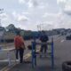 Warga blokir jalinsum. Puluhan kendaraan tertahan di sepanjang jalinsum. (DETAIL/Daryanto)