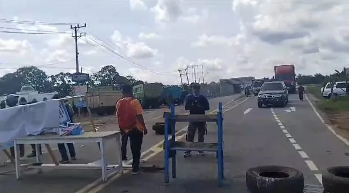 Warga blokir jalinsum. Puluhan kendaraan tertahan di sepanjang jalinsum. (DETAIL/Daryanto)