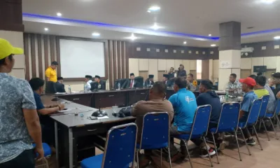 Massa kecewa tidak dapat bertemu dengan ketua definitif dan hanya ditemui Wakil Ketua dan anggota DPRD dapil 3. (DETAIL/Daryanto)