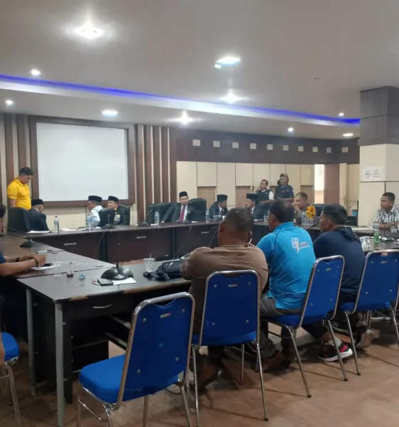 Massa kecewa tidak dapat bertemu dengan ketua definitif dan hanya ditemui Wakil Ketua dan anggota DPRD dapil 3. (DETAIL/Daryanto)