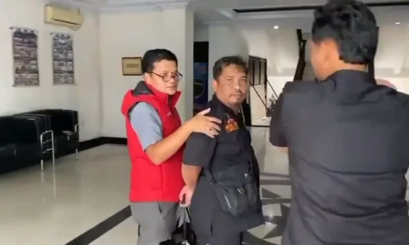 Ketua Ormas DPC GRIB Jaya Labuhan Batu, Sumatera Utara, Khairul Arifin setelah ditangkap langsung dibawa ke Polda Jambi. (ist)