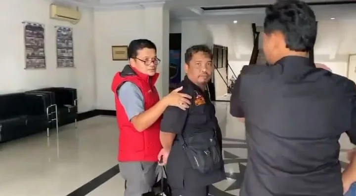 Ketua Ormas DPC GRIB Jaya Labuhan Batu, Sumatera Utara, Khairul Arifin setelah ditangkap langsung dibawa ke Polda Jambi. (ist)
