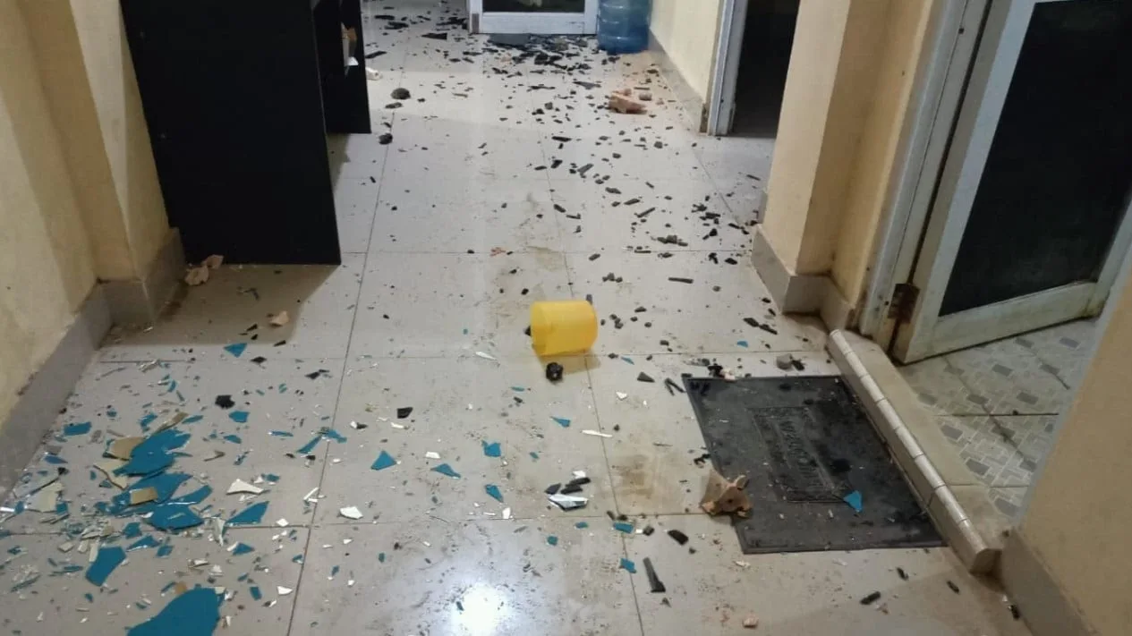 Kondisi Polsek Kumpeh Ilir pasca diserang warga. (ist