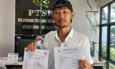 Ludwig Syarif (Delegasi DPP GMNI) saat menyerahkan Laporan ke Kejati Jambi. (ist)