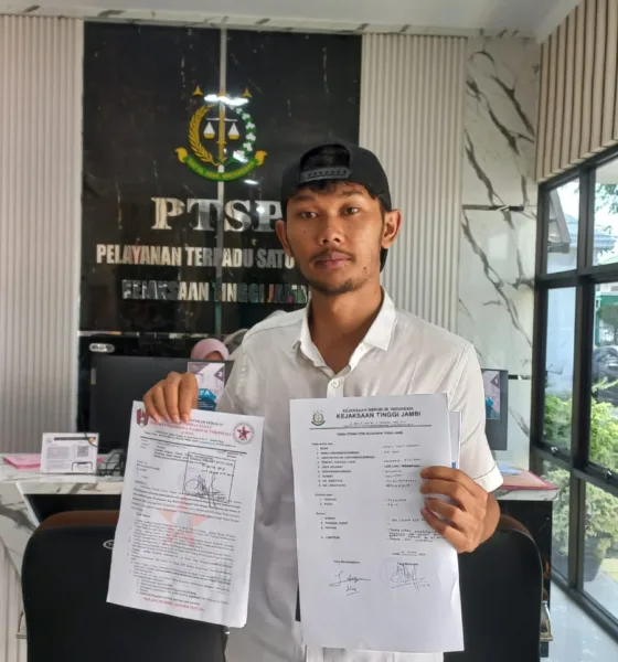 Ludwig Syarif (Delegasi DPP GMNI) saat menyerahkan Laporan ke Kejati Jambi. (ist)