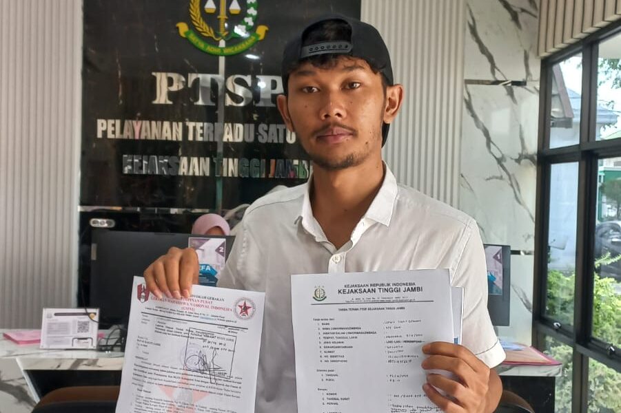 Ludwig Syarif (Delegasi DPP GMNI) saat menyerahkan Laporan ke Kejati Jambi. (ist)