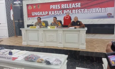 Daniel Sihombing (balik badan). (DETAIL/Juan)