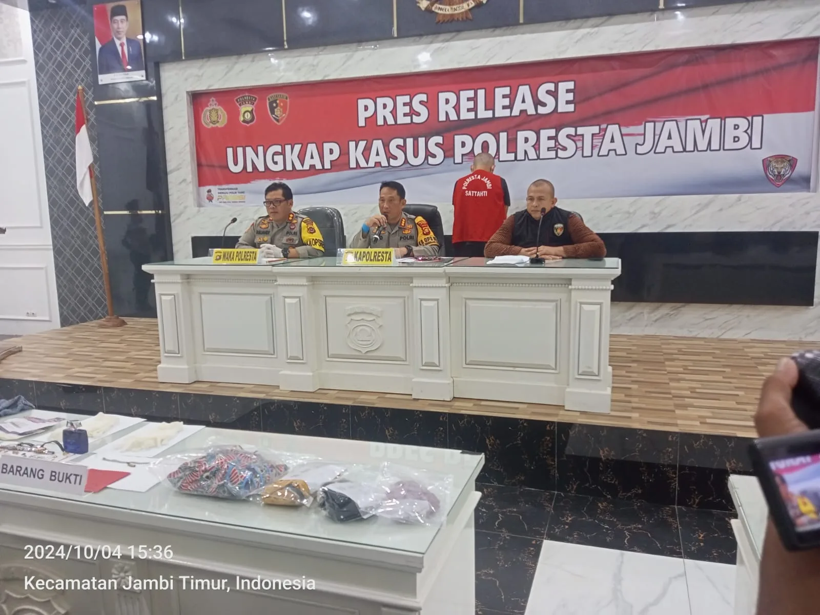 Daniel Sihombing (balik badan). (DETAIL/Juan)