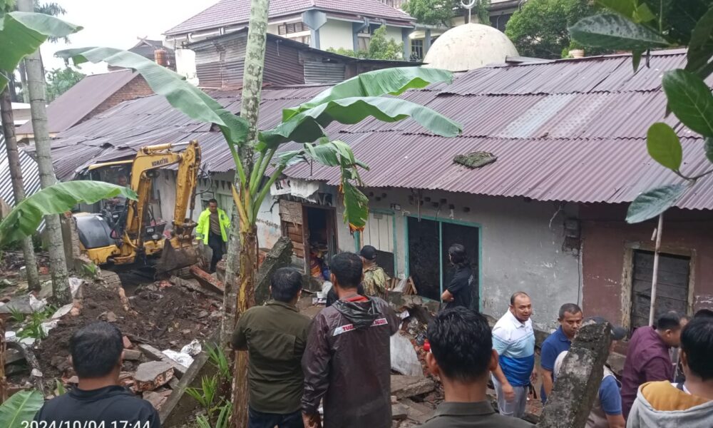 Pagar tembok SMK 1 Kota Jambi di Lorong Masjid Darussabil. (DETAIL/Juan)