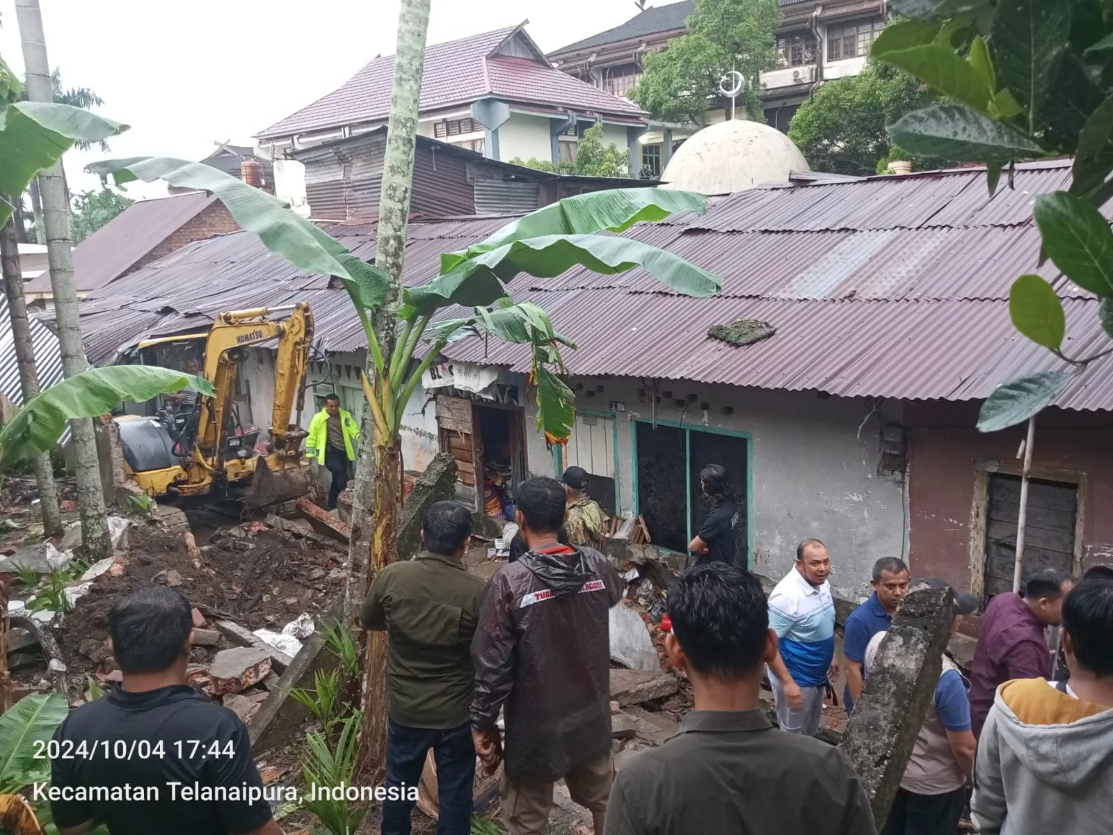 Pagar tembok SMK 1 Kota Jambi di Lorong Masjid Darussabil. (DETAIL/Juan)