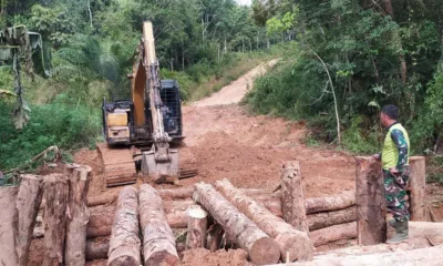 Satgas TMMD saat mengerjakan perbaikan jembatan kayu. (DETAIL/Daryanto)