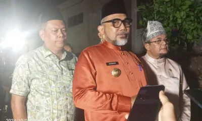 Kadisdik Provinsi Jambi Syamsurizal (Kiri) bersama Pjs Gubernur Jambi Sudirman dan Anggota DPRD Provinsi Jambi Ivan Wirata di TKP. (DETAIL/Juan)