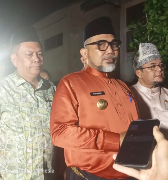 Kadisdik Provinsi Jambi Syamsurizal (Kiri) bersama Pjs Gubernur Jambi Sudirman dan Anggota DPRD Provinsi Jambi Ivan Wirata di TKP. (DETAIL/Juan)