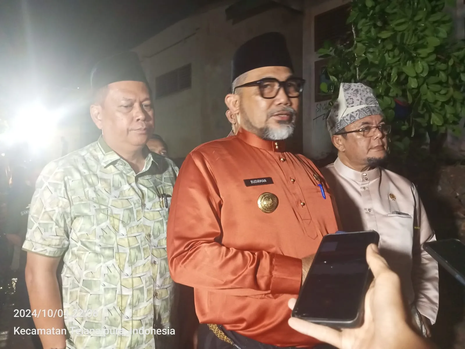 Kadisdik Provinsi Jambi Syamsurizal (Kiri) bersama Pjs Gubernur Jambi Sudirman dan Anggota DPRD Provinsi Jambi Ivan Wirata di TKP. (DETAIL/Juan)