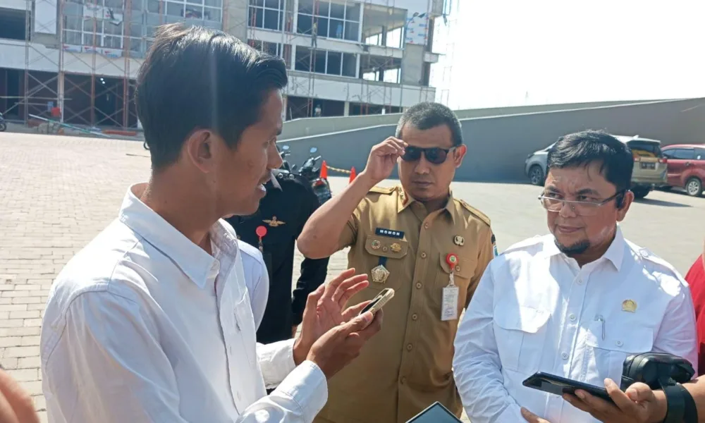 Ivan Wirata bersama Kadis PUPR Kota Jambi dan pihak BWSS VI Sumatera. (DETAIL/Juan)