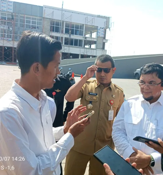 Ivan Wirata bersama Kadis PUPR Kota Jambi dan pihak BWSS VI Sumatera. (DETAIL/Juan)