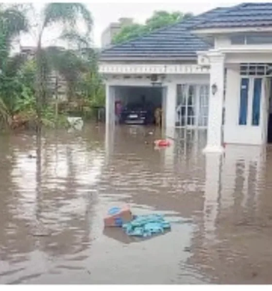 Salah satu titik banjir (Jumat 4 Oktober 2024) di rumah warga Kel Simpang 4 Sipin, Telanaipura. (ist)