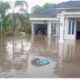Salah satu titik banjir (Jumat 4 Oktober 2024) di rumah warga Kel Simpang 4 Sipin, Telanaipura. (ist)