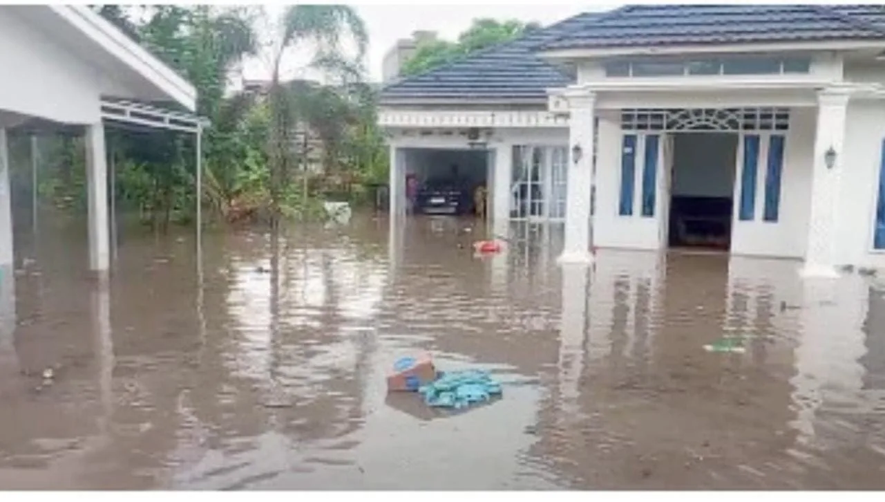Salah satu titik banjir (Jumat 4 Oktober 2024) di rumah warga Kel Simpang 4 Sipin, Telanaipura. (ist)