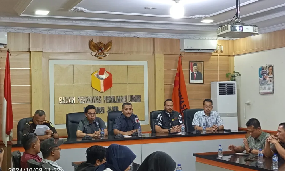 Konferensi Pers Bawaslu Jambi. (DETAIL/Juan)