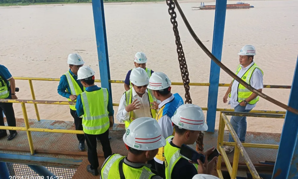 Waka DPRD Provinsi Jambi, Ketua DPRD Kota Jambi, Kepala BWSS Sumatera VI beserta rombongan di Intake PDAM Aur Duri. (DETAIL/Juan)