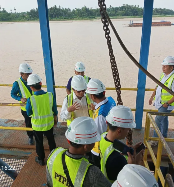 Waka DPRD Provinsi Jambi, Ketua DPRD Kota Jambi, Kepala BWSS Sumatera VI beserta rombongan di Intake PDAM Aur Duri. (DETAIL/Juan)