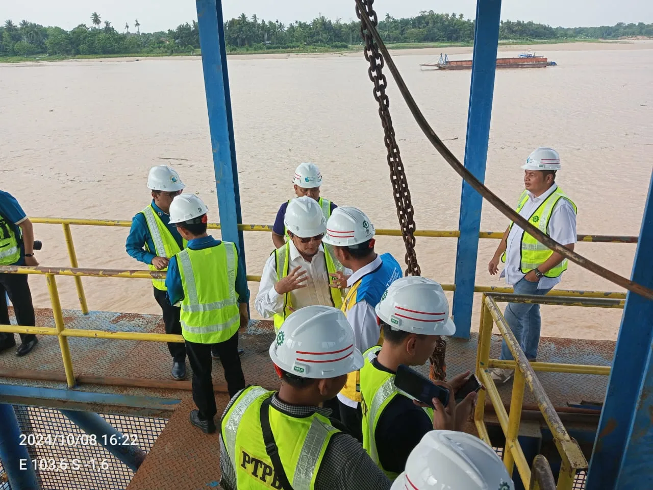 Waka DPRD Provinsi Jambi, Ketua DPRD Kota Jambi, Kepala BWSS Sumatera VI beserta rombongan di Intake PDAM Aur Duri. (DETAIL/Juan)