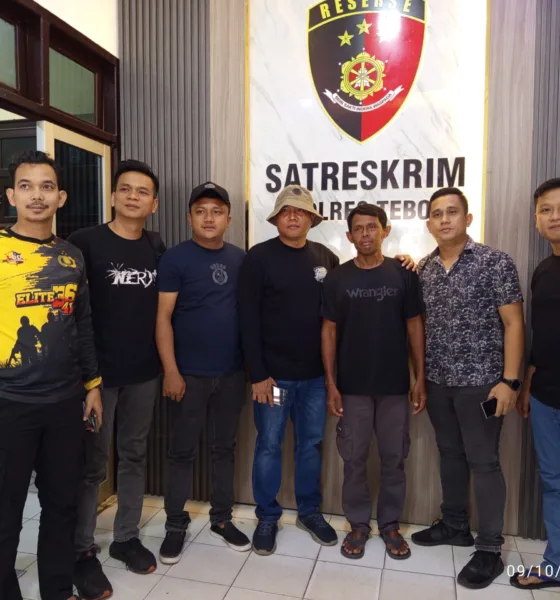 Pelaku (ke-3 dari kanan) menyerahkan diri ke Satreskrim Polres Tebo. (ist)