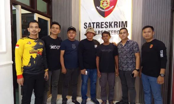 Pelaku (ke-3 dari kanan) menyerahkan diri ke Satreskrim Polres Tebo. (ist)