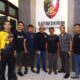 Pelaku (ke-3 dari kanan) menyerahkan diri ke Satreskrim Polres Tebo. (ist)