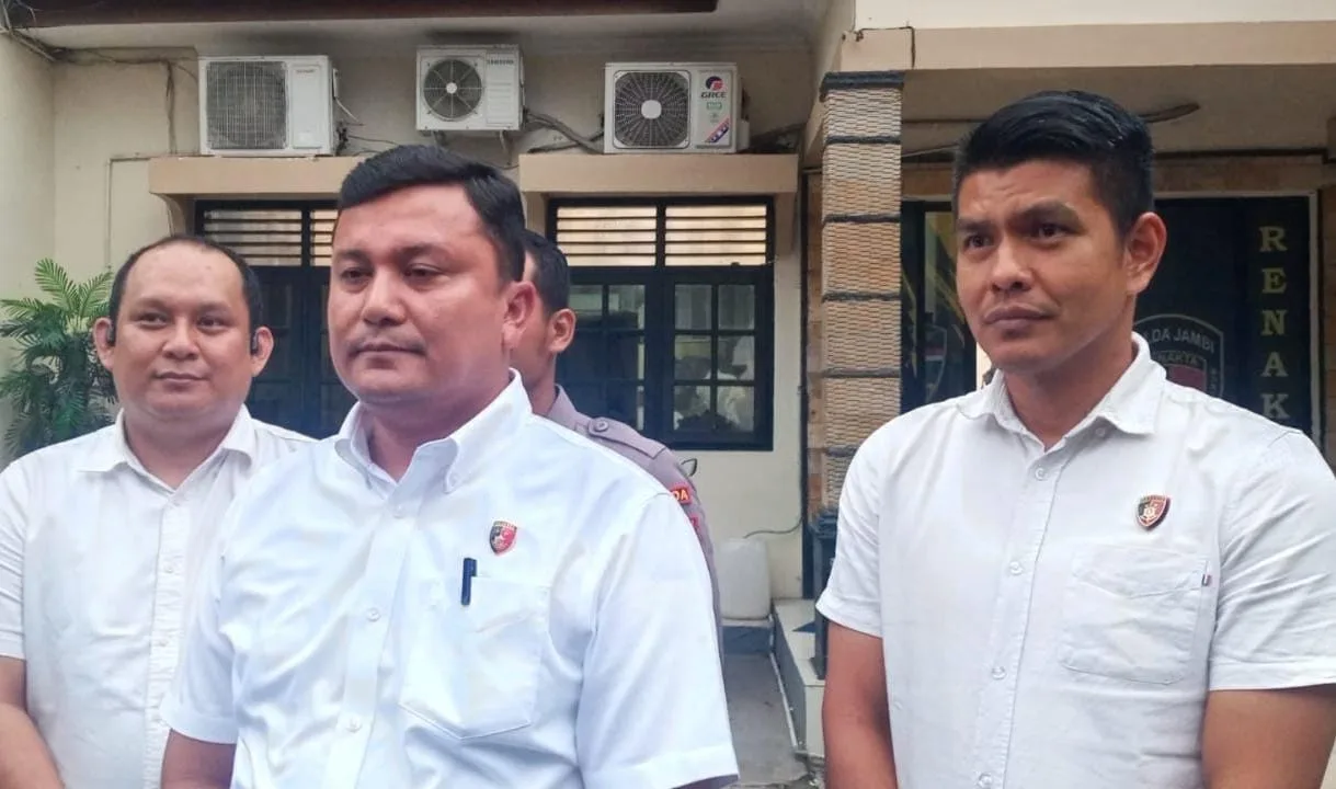 Plh Kasubdit V Cyber Polda Jambi, AKBP Reza (tengah). (ist)