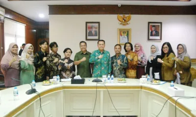 Pj Gubsu, H Agus Fatoni (tengah) saat bertemu para WNI asal Sumut yang berhasil diungsikan dari Lebanon yang sedang mengalami konflik. (ist)