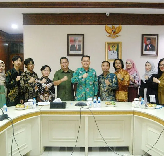 Pj Gubsu, H Agus Fatoni (tengah) saat bertemu para WNI asal Sumut yang berhasil diungsikan dari Lebanon yang sedang mengalami konflik. (ist)