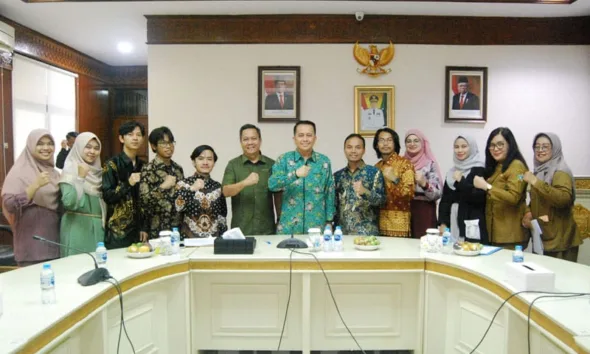 Pj Gubsu, H Agus Fatoni (tengah) saat bertemu para WNI asal Sumut yang berhasil diungsikan dari Lebanon yang sedang mengalami konflik. (ist)