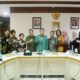 Pj Gubsu, H Agus Fatoni (tengah) saat bertemu para WNI asal Sumut yang berhasil diungsikan dari Lebanon yang sedang mengalami konflik. (ist)