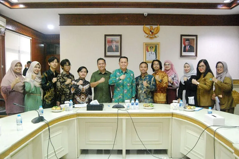 Pj Gubsu, H Agus Fatoni (tengah) saat bertemu para WNI asal Sumut yang berhasil diungsikan dari Lebanon yang sedang mengalami konflik. (ist)