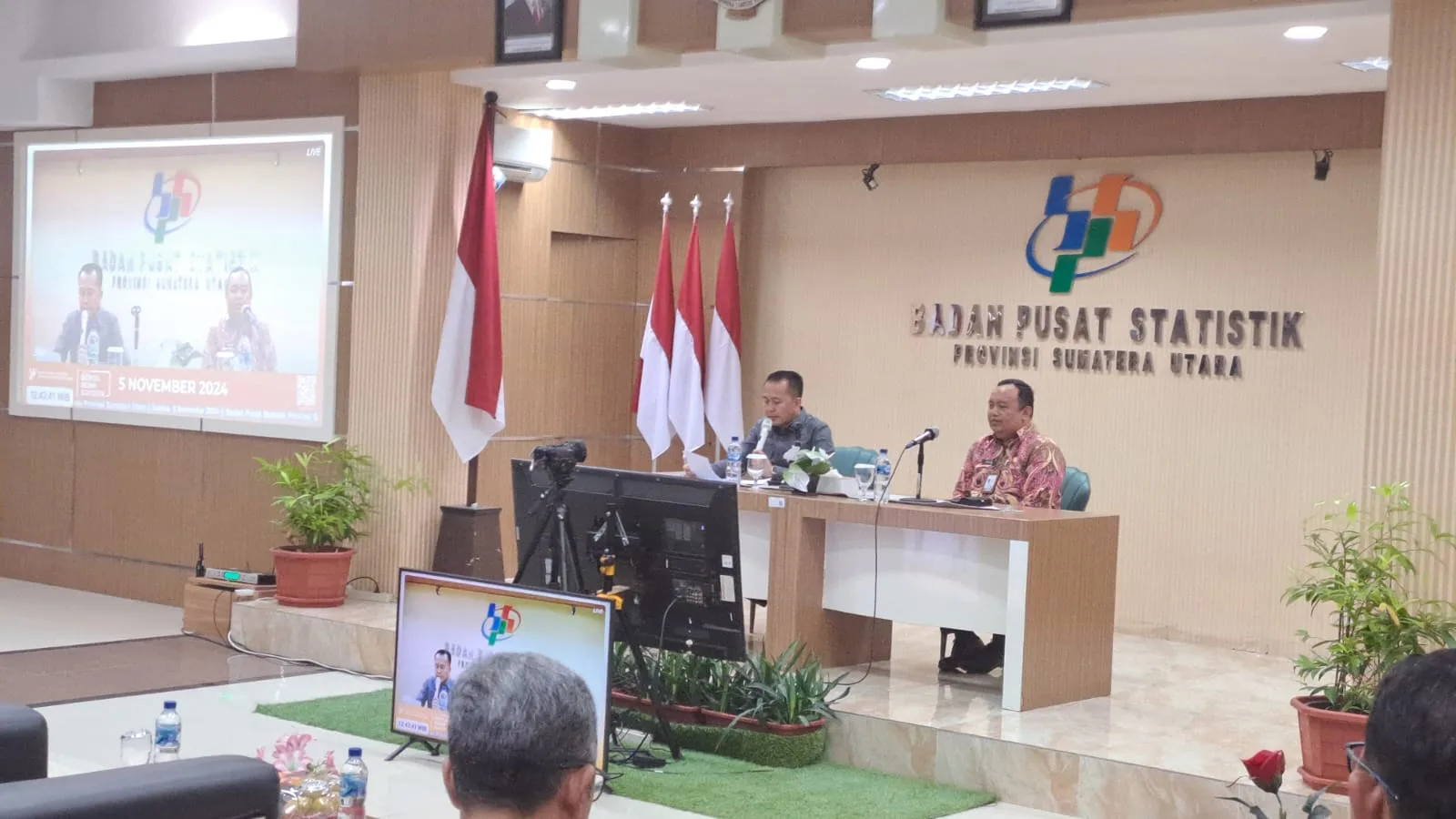 Pj Gubsu, Agus Fatoni didampingi Kepala BPS Sumut, Asim Saputra dalam paparan perekonomian Sumut Kwartal III 2024. (ist)