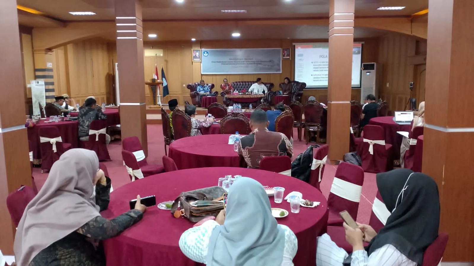 Kepala OPD tak hadir, banyak kursi kosong tak terisi pada FGD pelestarian cagar budaya dan objek pemajuan kebudayaan perkampungan tradisional Rantau Panjang, di aula Bappeda Merangin. (DETAIL/Daryanto)