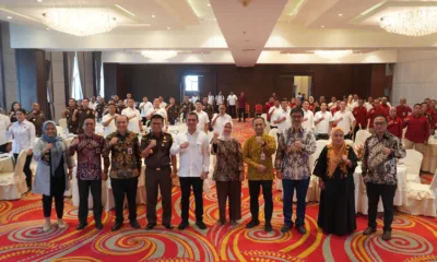 Deputi Komisioner Hukum dan Penyidikan OJK, Yuliana, berfoto bersama para peserta sosialisasi tindak pidana sektor jasa keuangan di Medan, Rabu, 6 November 2024. (ist)